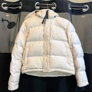 Aritzia super world super puff shorty in matte pearl